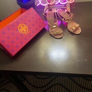 Tory Burch
Flat short heel